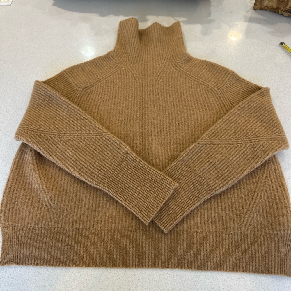 Beautiful unsubscribed 100% cashmere turtleneck sweater